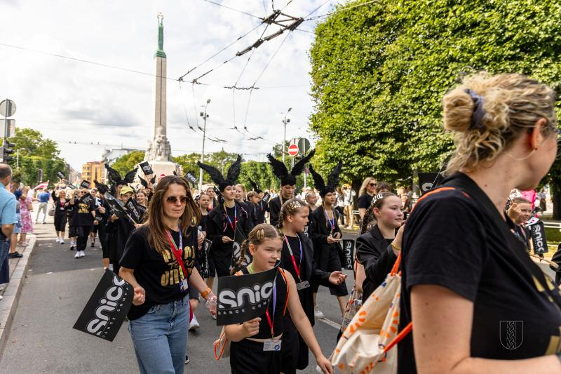 Ropažu novads skolēnu dziesmu svētku gājienā