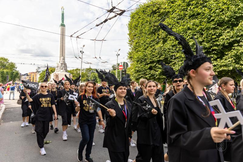 Ropažu novads skolēnu dziesmu svētku gājienā