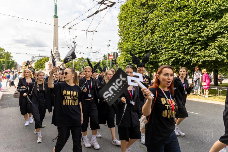 Ropažu novads skolēnu dziesmu svētku gājienā