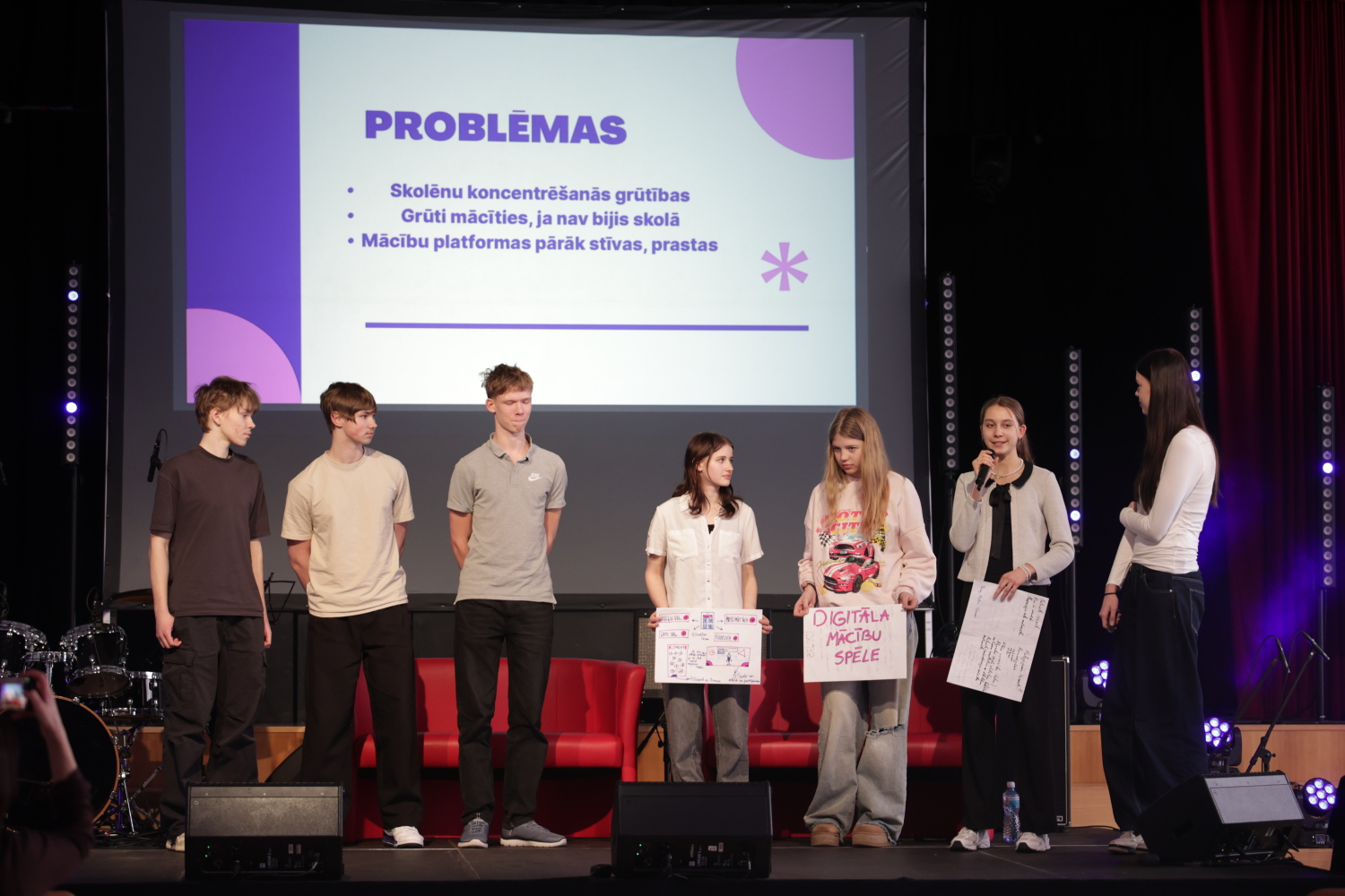 Pasniegtas "Ropažu novada Jauniešu gada balvas"