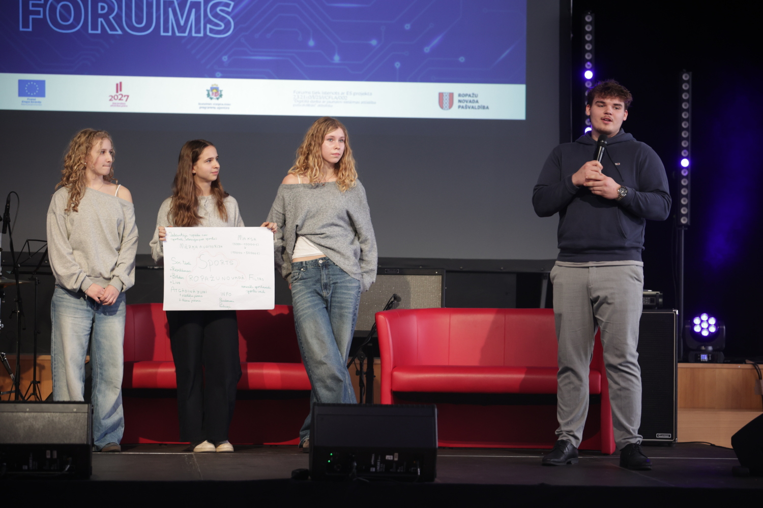 Pasniegtas "Ropažu novada Jauniešu gada balvas"