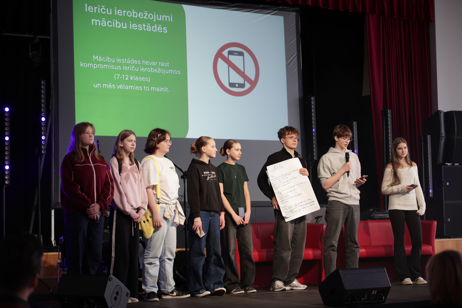 Pasniegtas "Ropažu novada Jauniešu gada balvas"