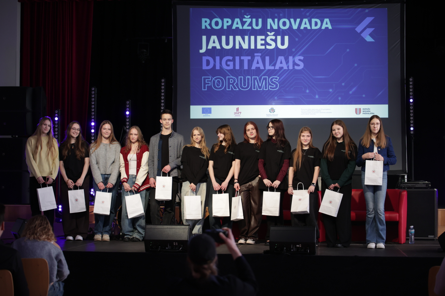 Pasniegtas "Ropažu novada Jauniešu gada balvas"