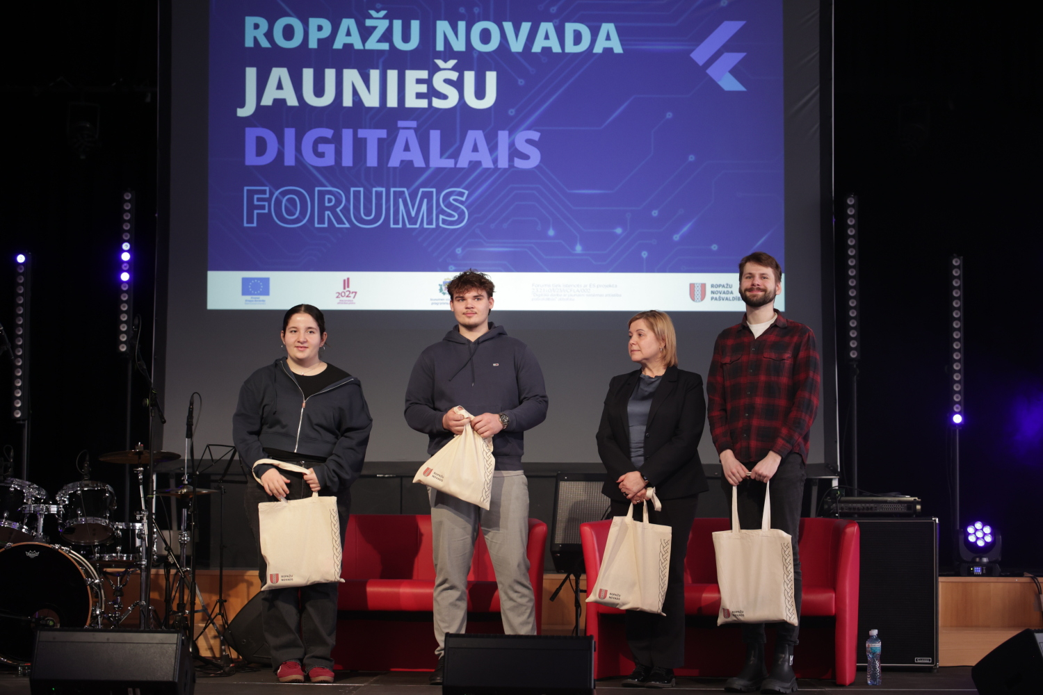 Pasniegtas "Ropažu novada Jauniešu gada balvas"