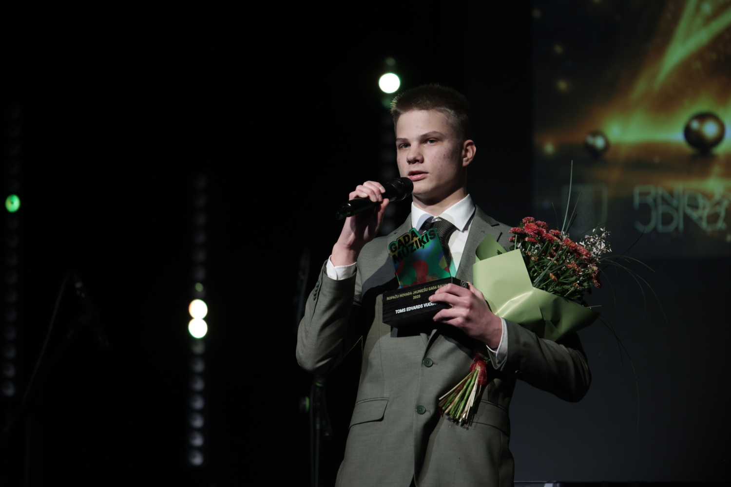 Pasniegtas "Ropažu novada Jauniešu gada balvas"