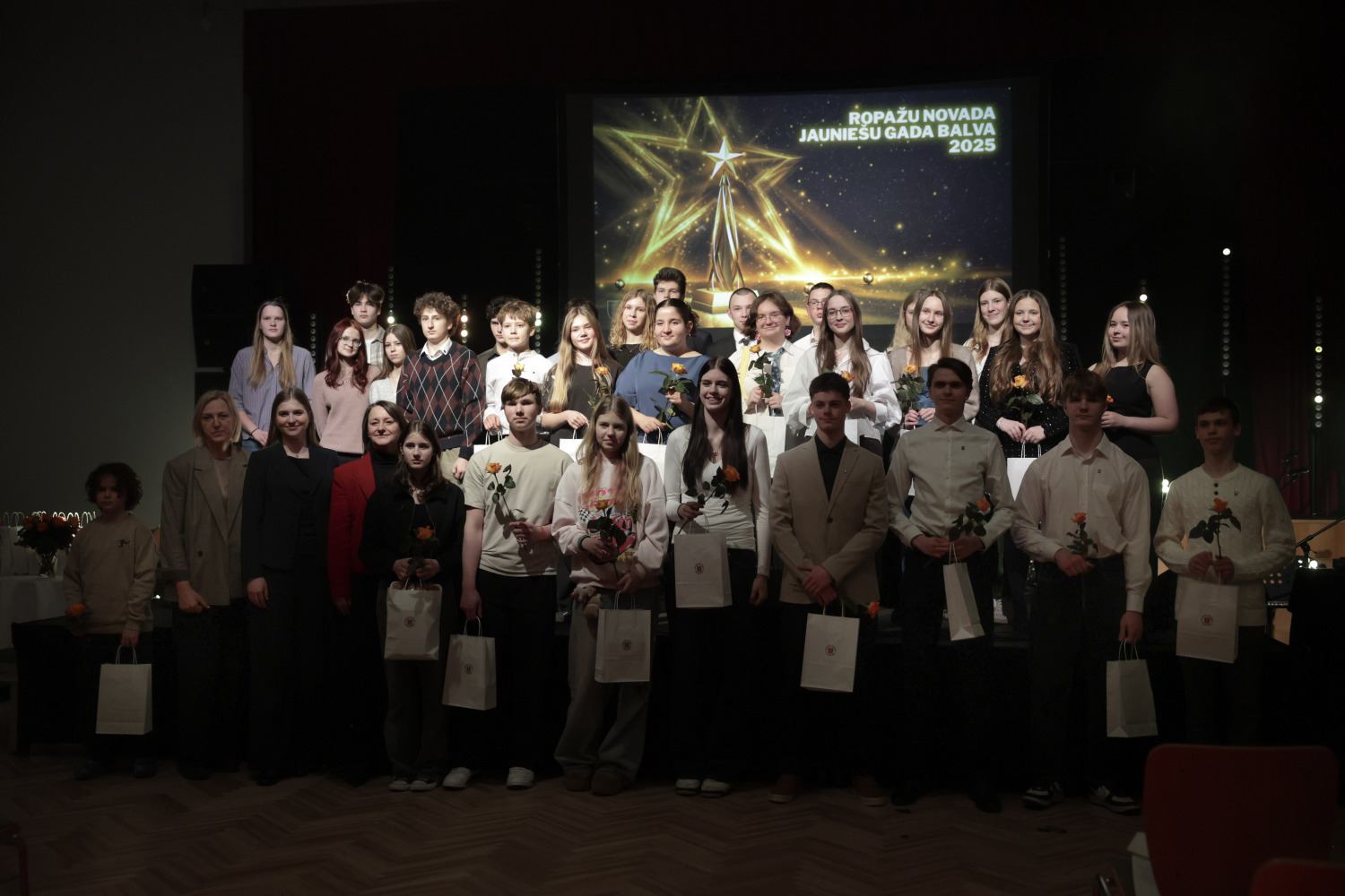 Pasniegtas "Ropažu novada Jauniešu gada balvas"