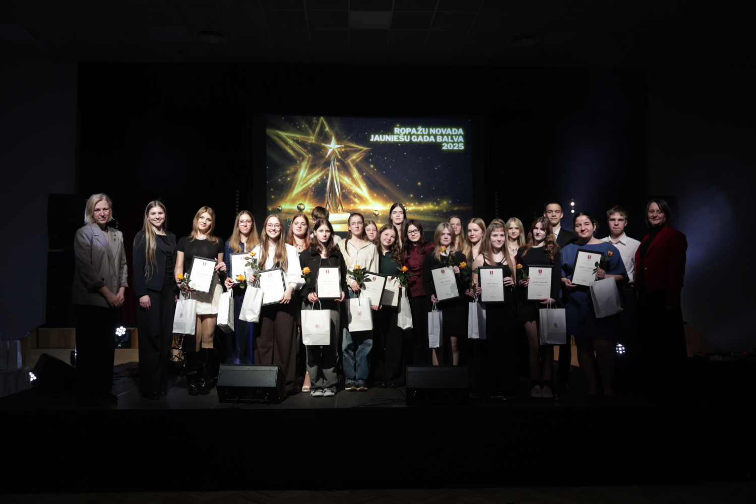 Pasniegtas "Ropažu novada Jauniešu gada balvas"