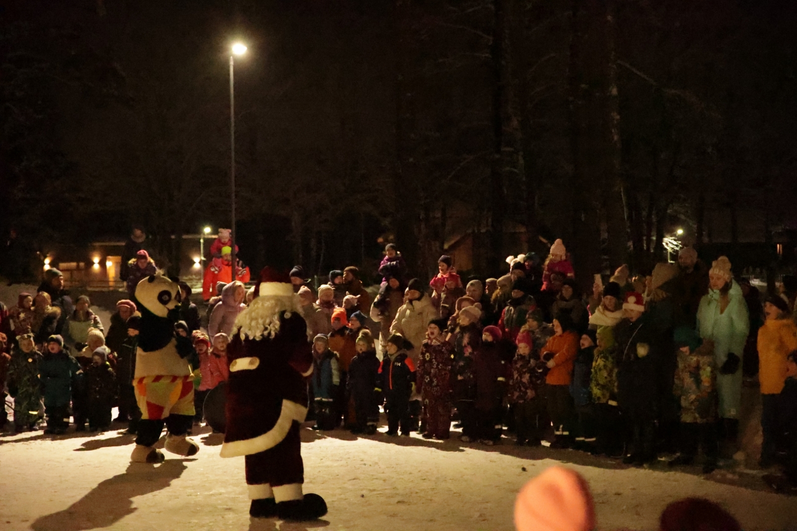 Svētku egles iedegšana Upesciemā pie Berģu Mūzikas un mākslas pamatskolas, 02.12.2023.