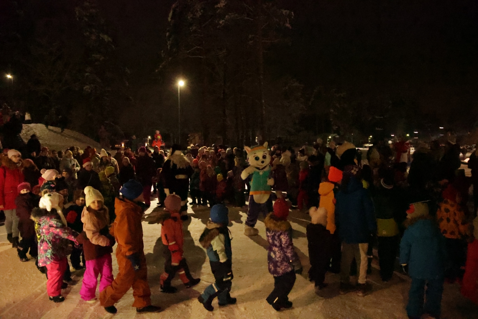 Svētku egles iedegšana Upesciemā pie Berģu Mūzikas un mākslas pamatskolas, 02.12.2023.