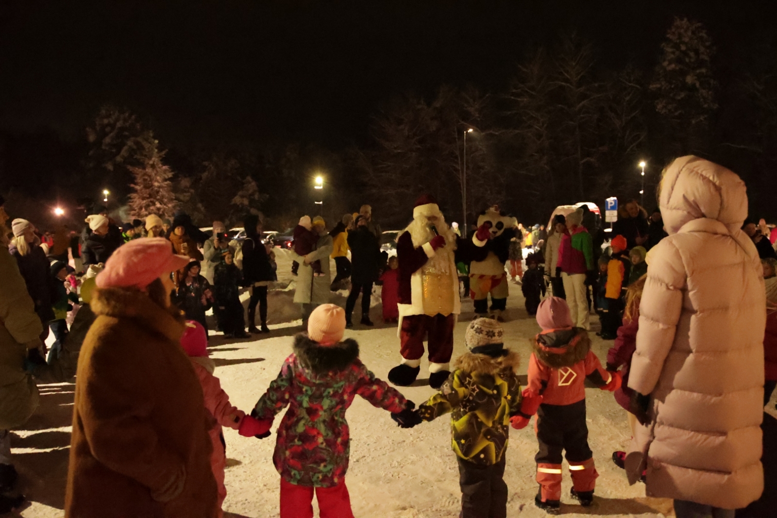 Svētku egles iedegšana Upesciemā pie Berģu Mūzikas un mākslas pamatskolas, 02.12.2023.