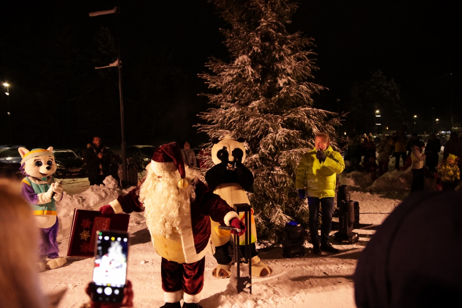 Svētku egles iedegšana Upesciemā pie Berģu Mūzikas un mākslas pamatskolas, 02.12.2023.