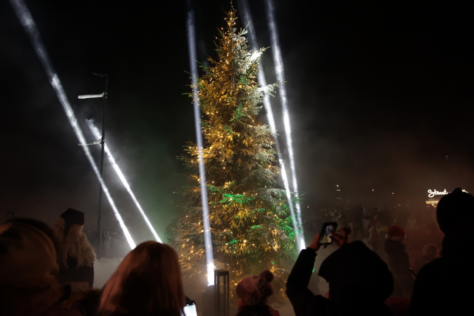 Svētku egles iedegšana Upesciemā pie Berģu Mūzikas un mākslas pamatskolas, 02.12.2023.