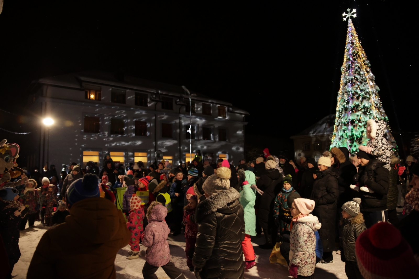 Gaismiņu iedegšana Vangažu pilsētas Ziemassvētku eglītē, 04.12.2023.