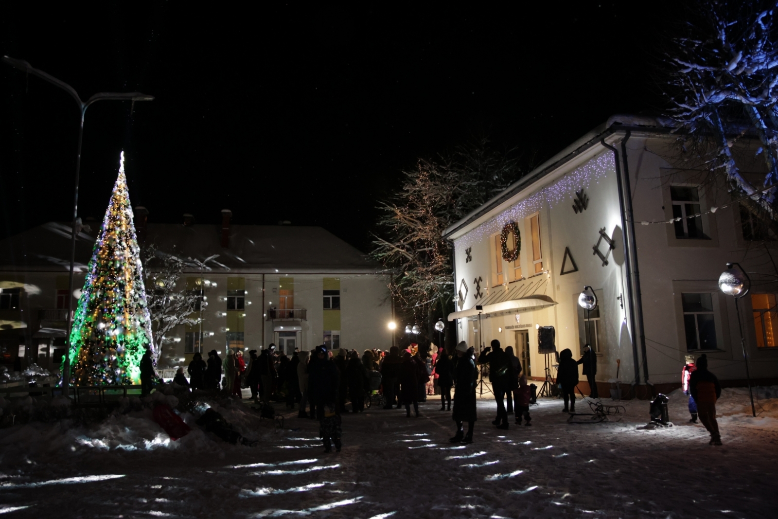 Gaismiņu iedegšana Vangažu pilsētas Ziemassvētku eglītē, 04.12.2023.