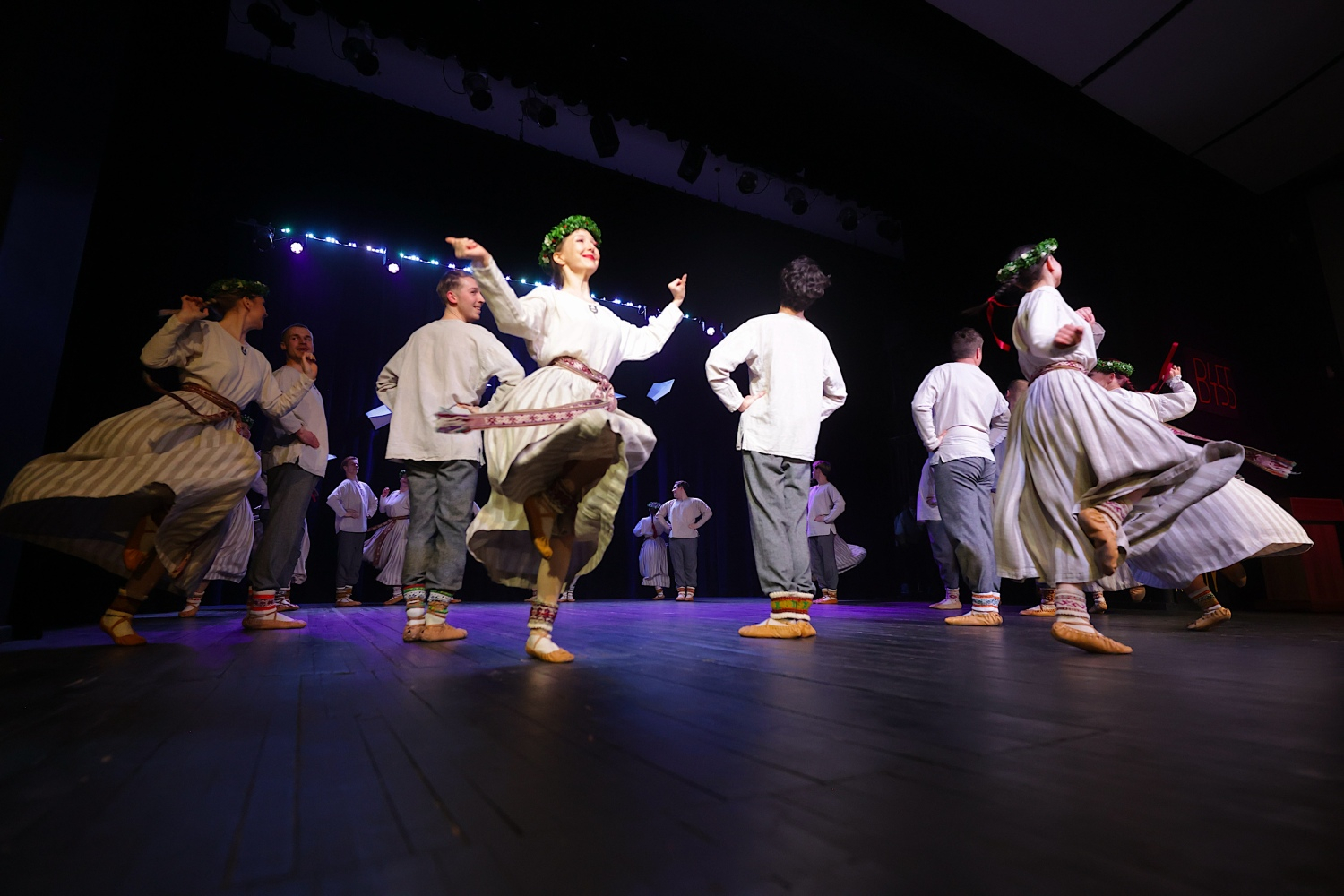 Tautas deju koncerts "Nopietni pa jokam ceļojumā"