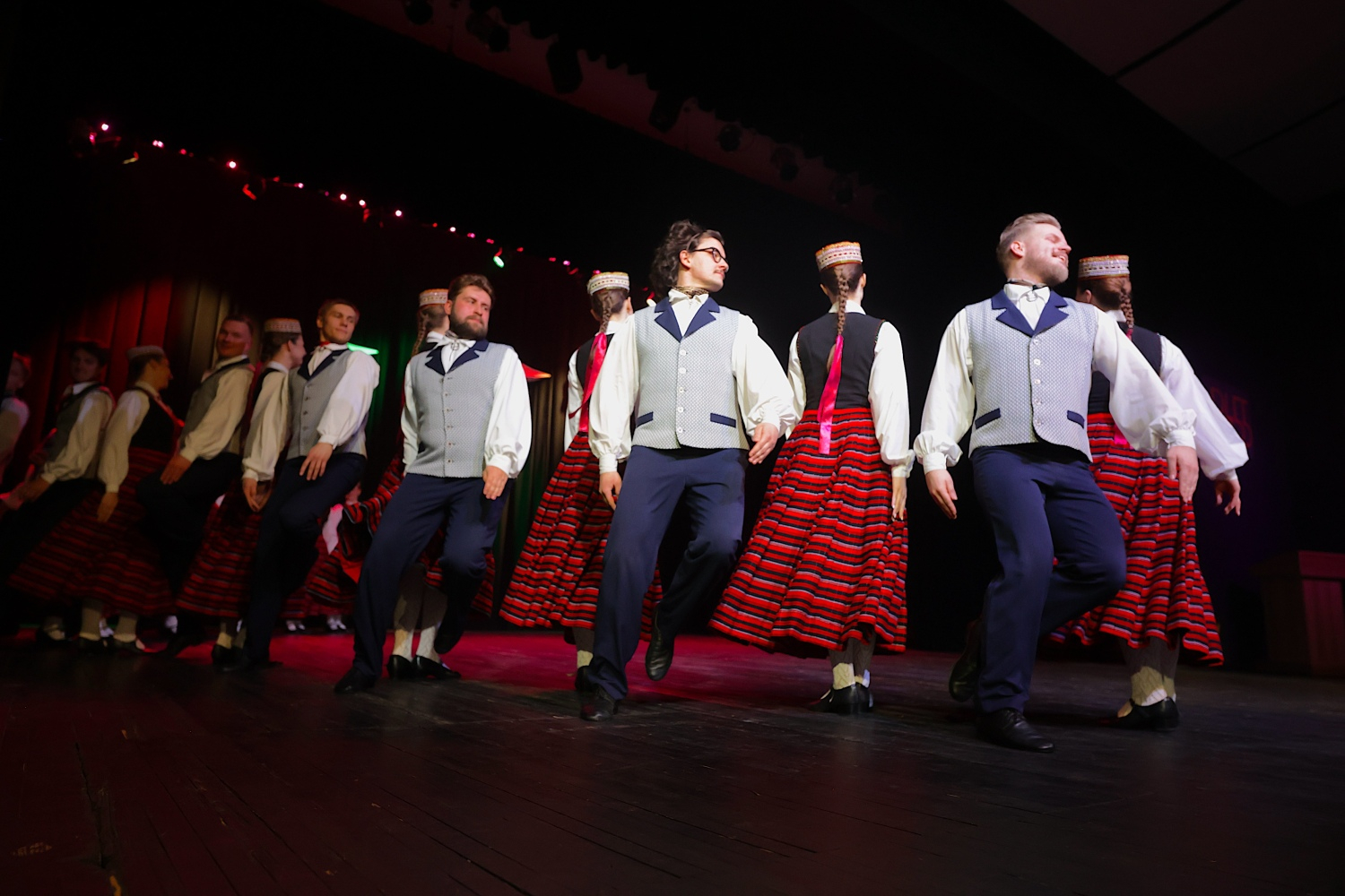 Tautas deju koncerts "Nopietni pa jokam ceļojumā"