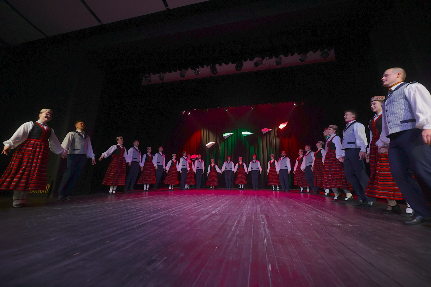 Tautas deju koncerts "Nopietni pa jokam ceļojumā"