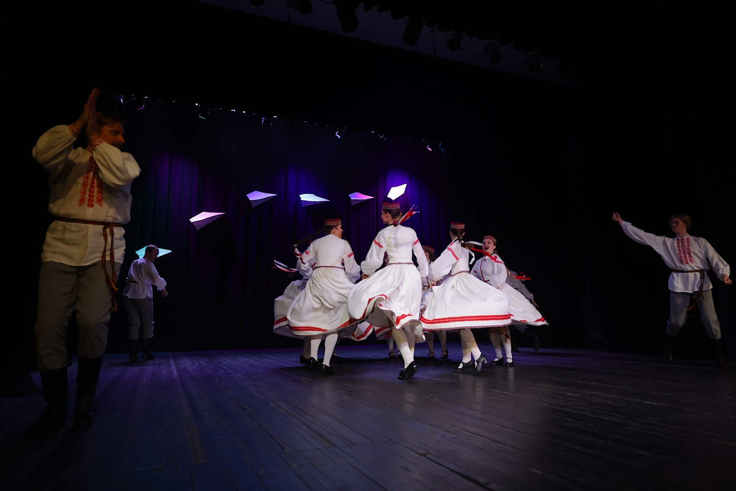 Tautas deju koncerts "Nopietni pa jokam ceļojumā"