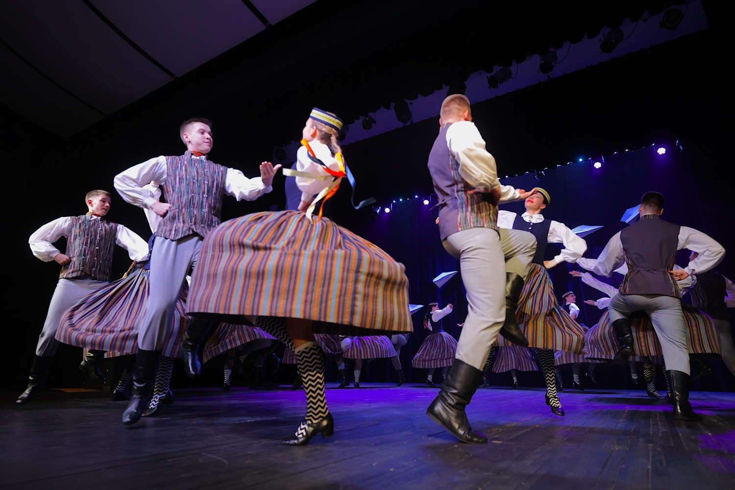 Tautas deju koncerts "Nopietni pa jokam ceļojumā"