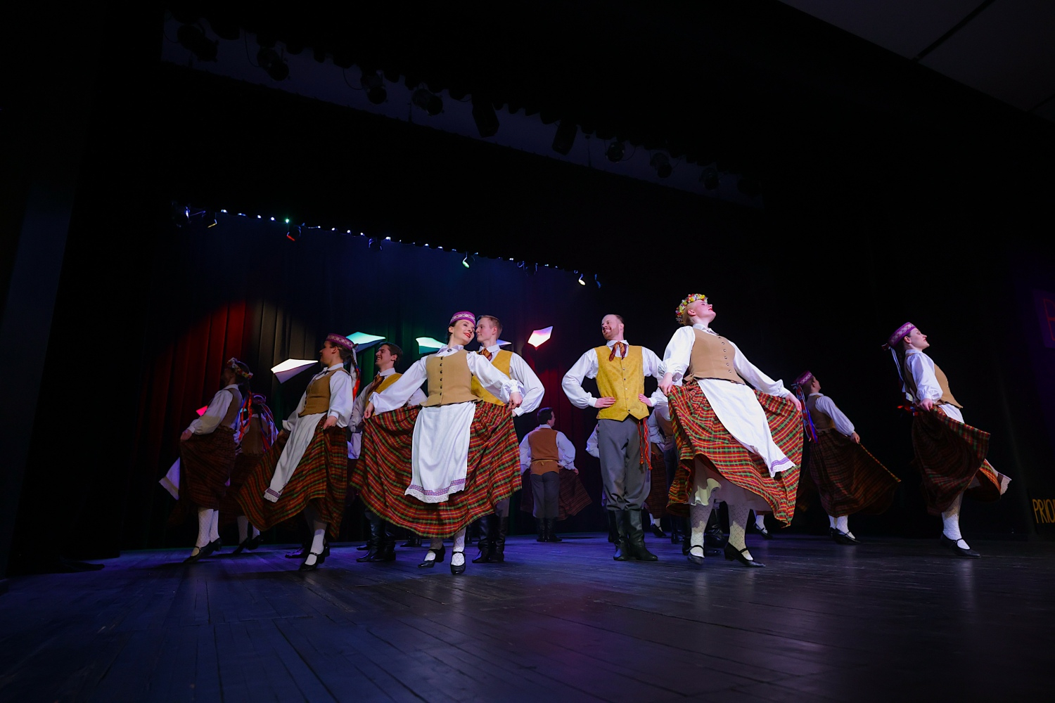 Tautas deju koncerts "Nopietni pa jokam ceļojumā"