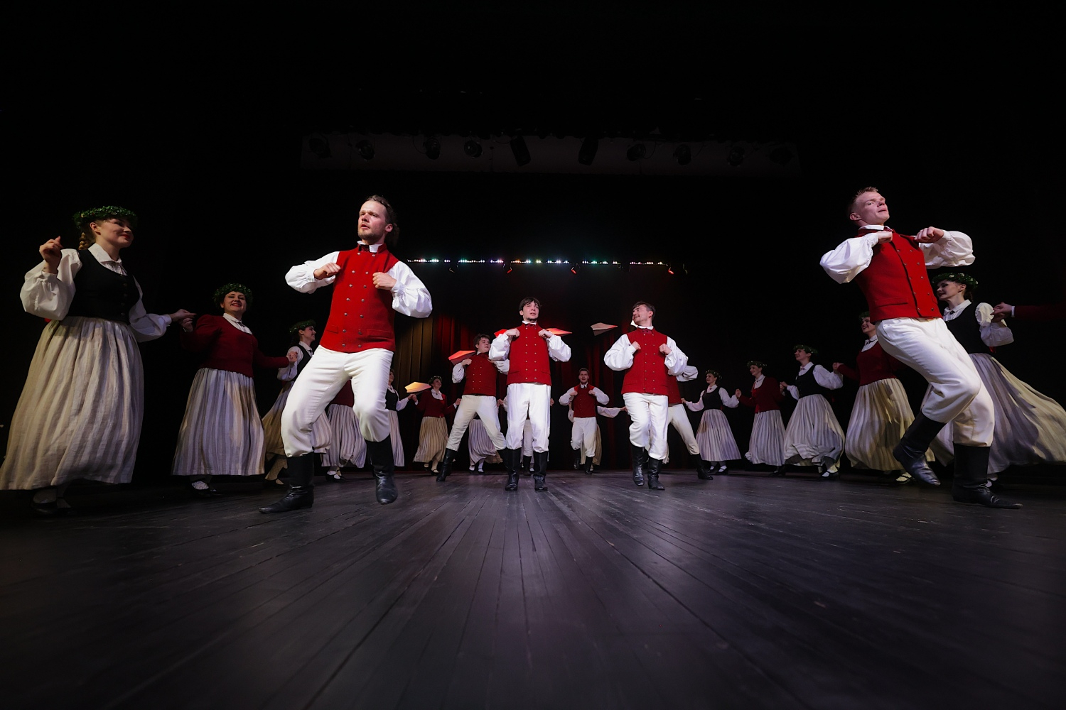 Tautas deju koncerts "Nopietni pa jokam ceļojumā"