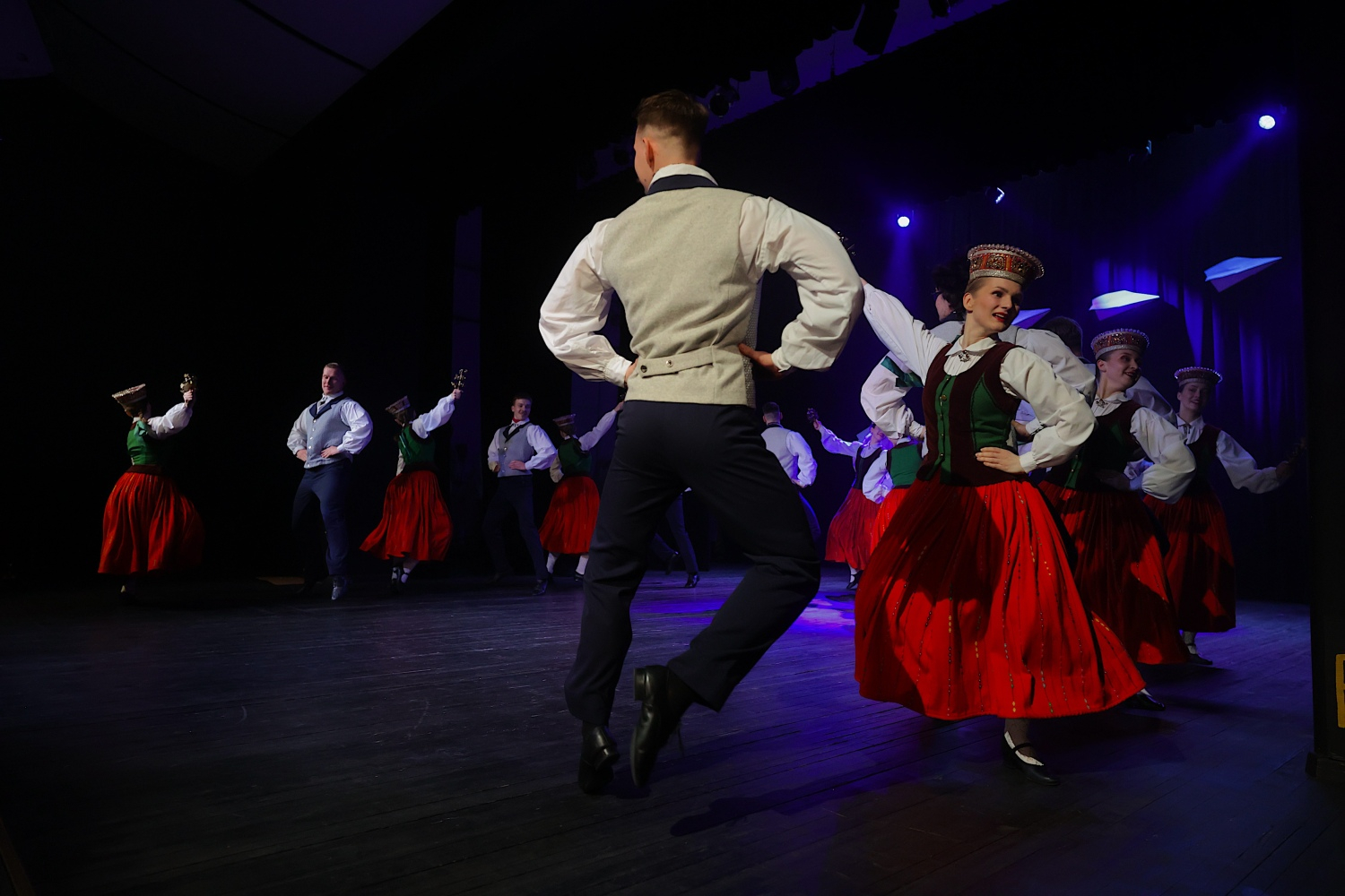 Tautas deju koncerts "Nopietni pa jokam ceļojumā"