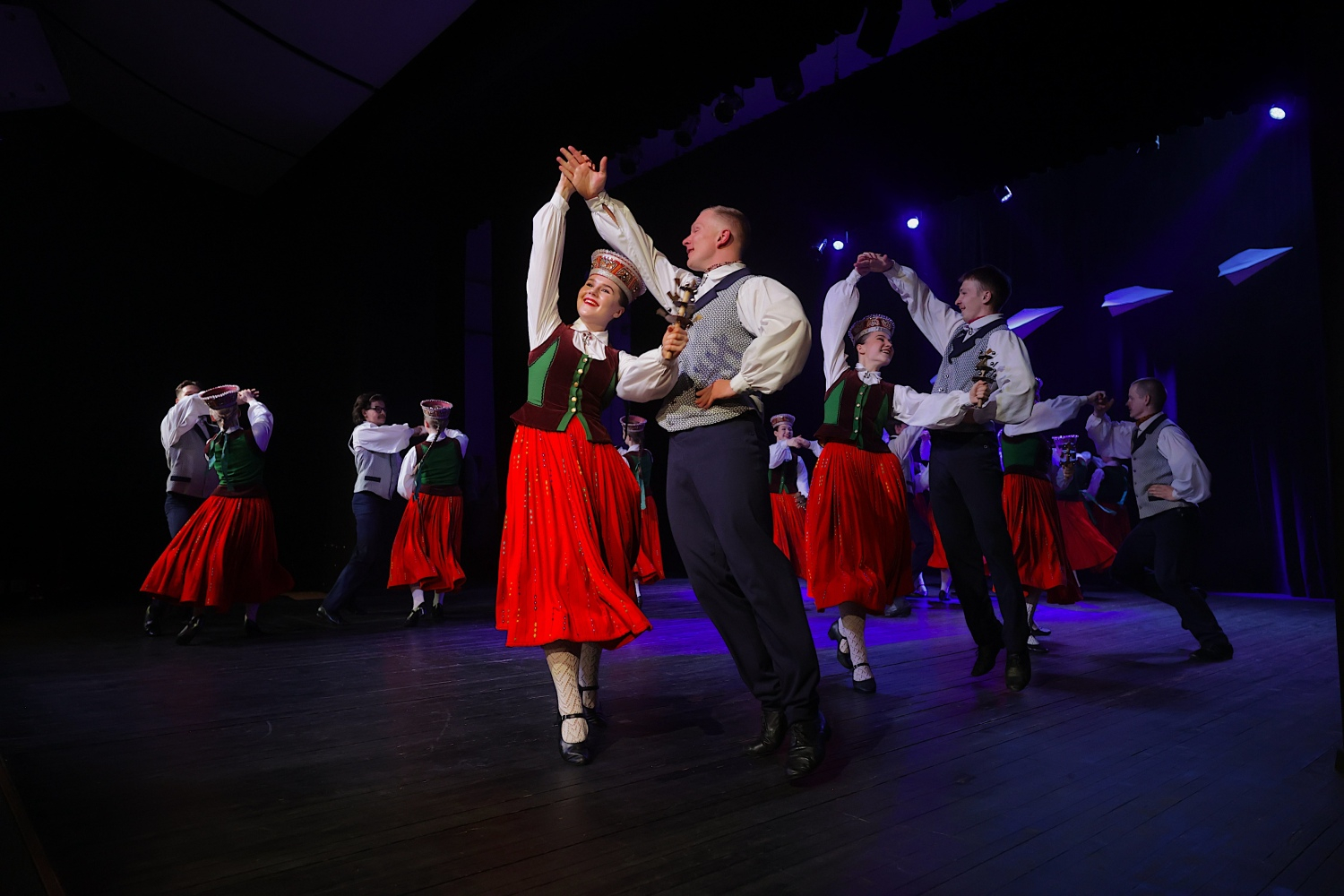 Tautas deju koncerts "Nopietni pa jokam ceļojumā"