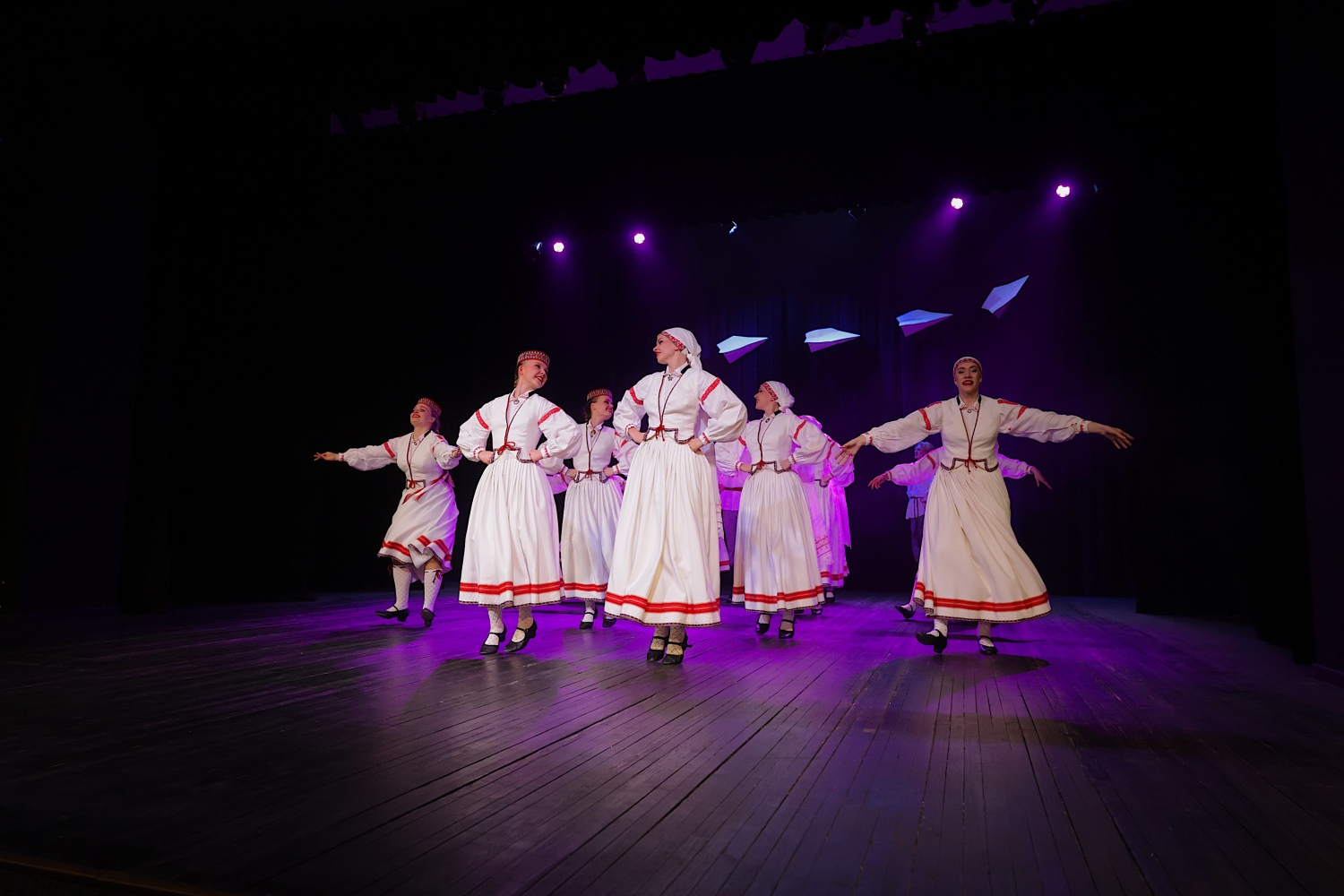 Tautas deju koncerts "Nopietni pa jokam ceļojumā"