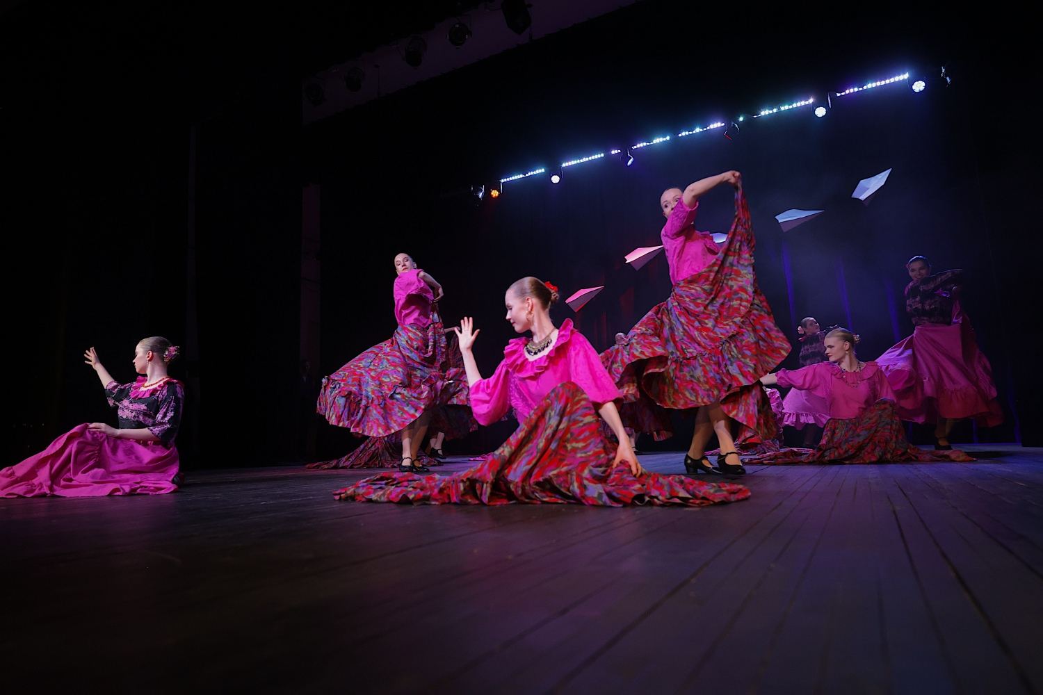 Tautas deju koncerts "Nopietni pa jokam ceļojumā"