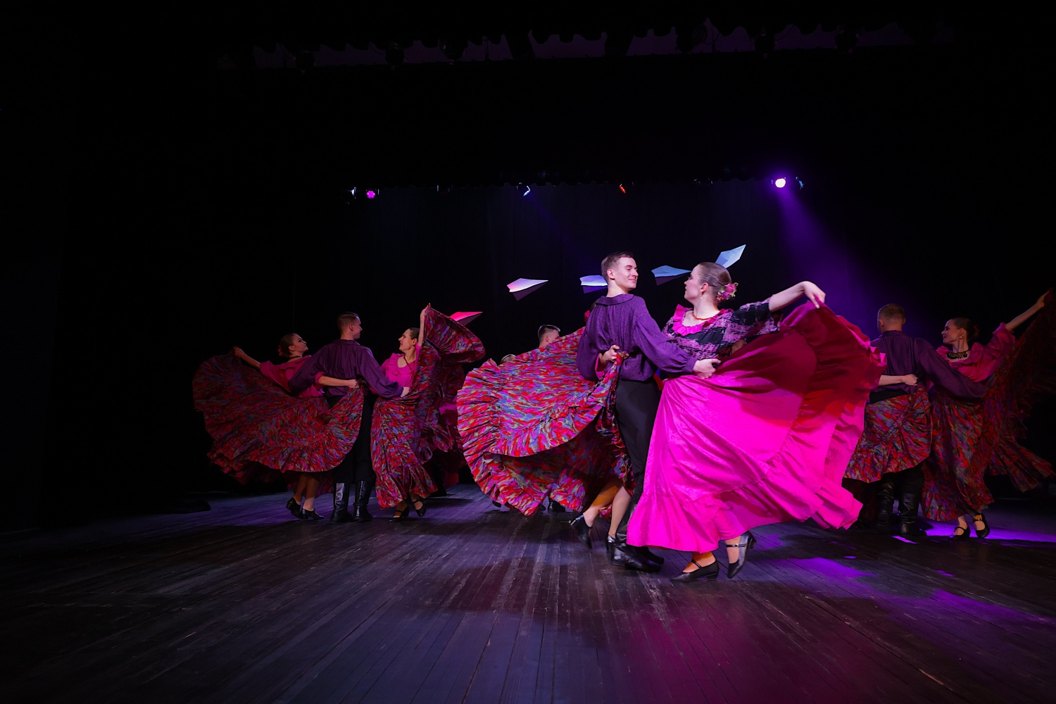 Tautas deju koncerts "Nopietni pa jokam ceļojumā"