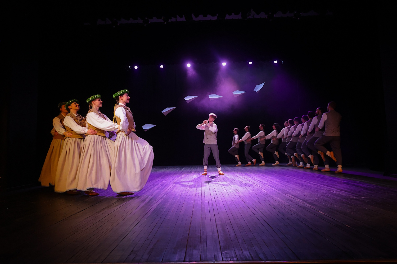 Tautas deju koncerts "Nopietni pa jokam ceļojumā"