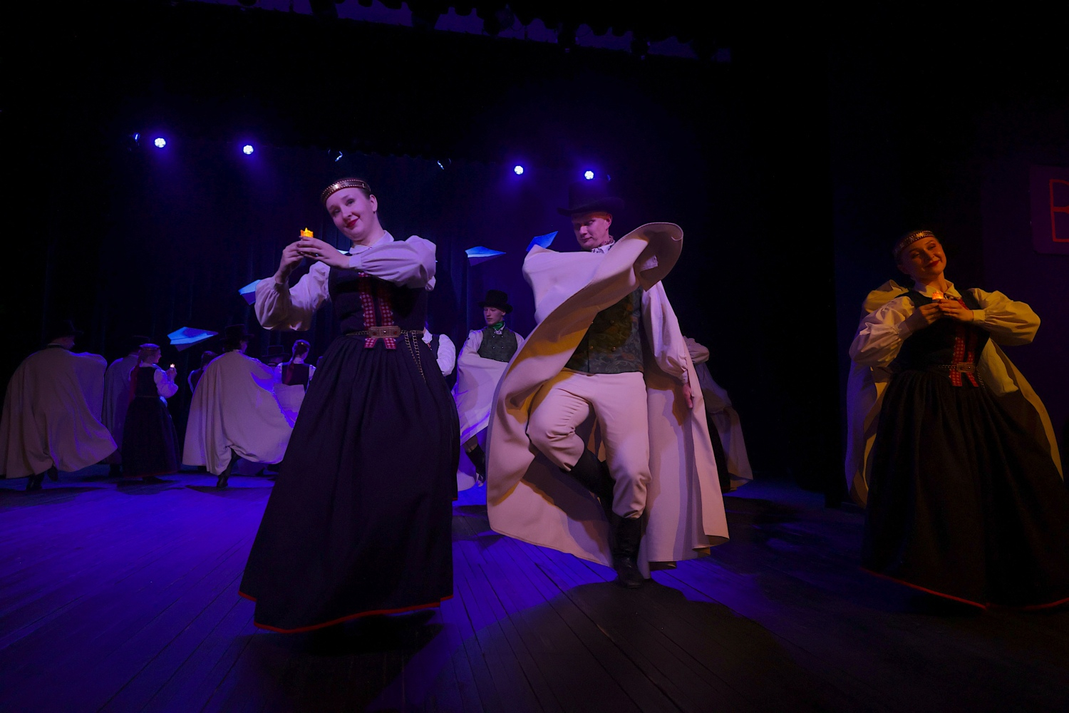 Tautas deju koncerts "Nopietni pa jokam ceļojumā"