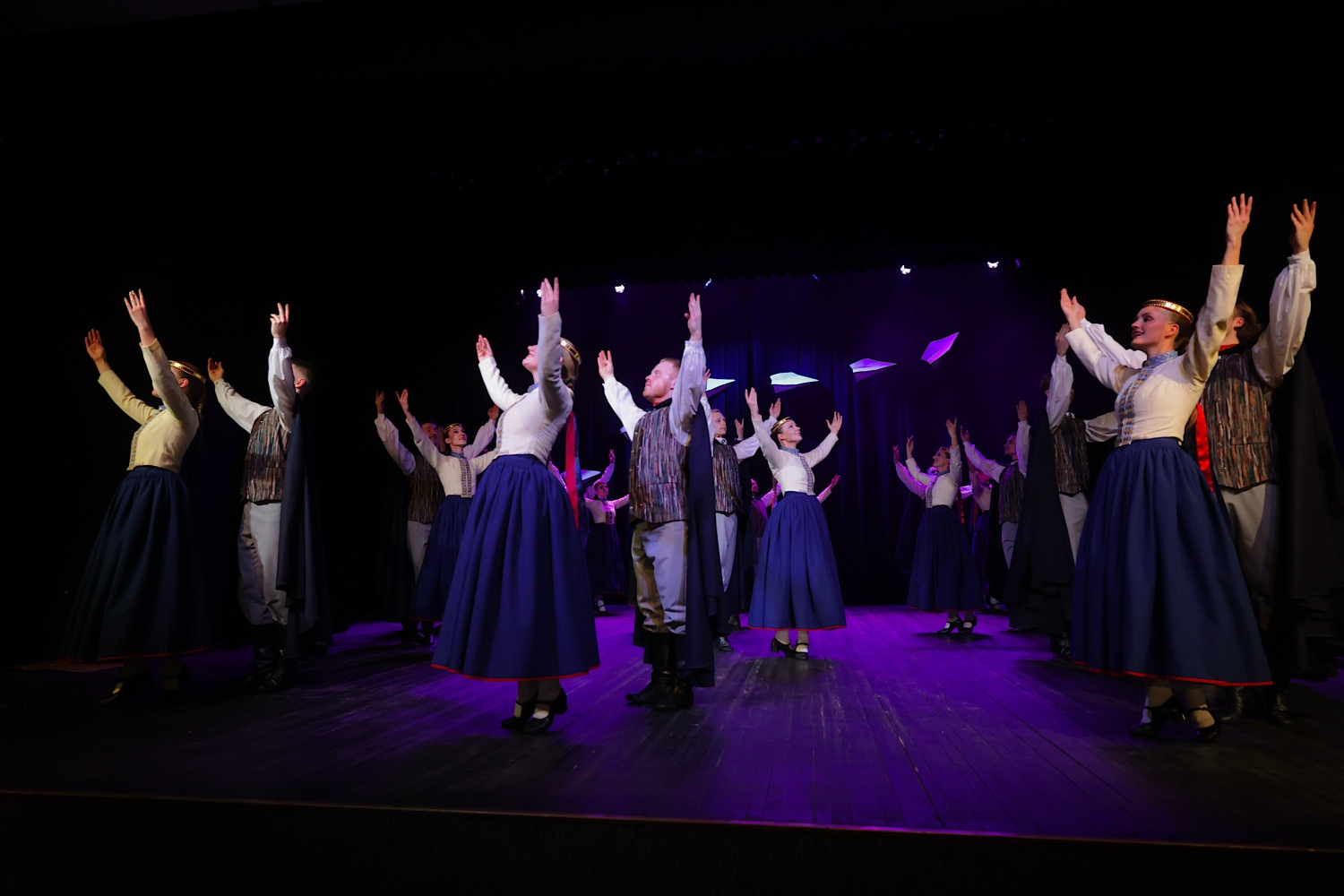 Tautas deju koncerts "Nopietni pa jokam ceļojumā"