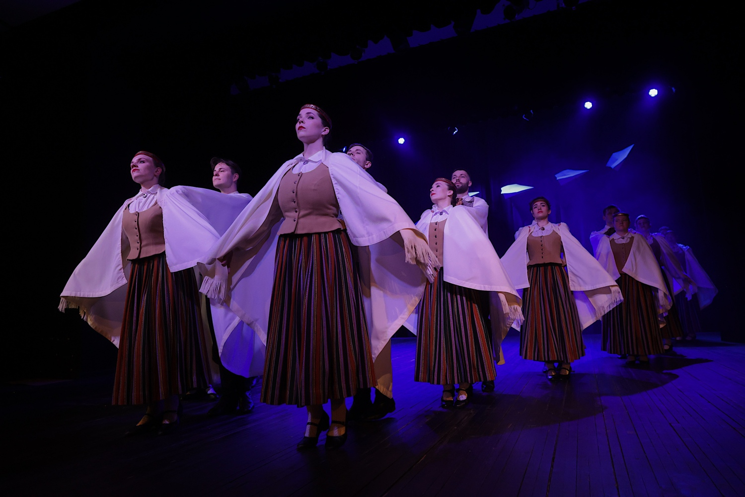 Tautas deju koncerts "Nopietni pa jokam ceļojumā"