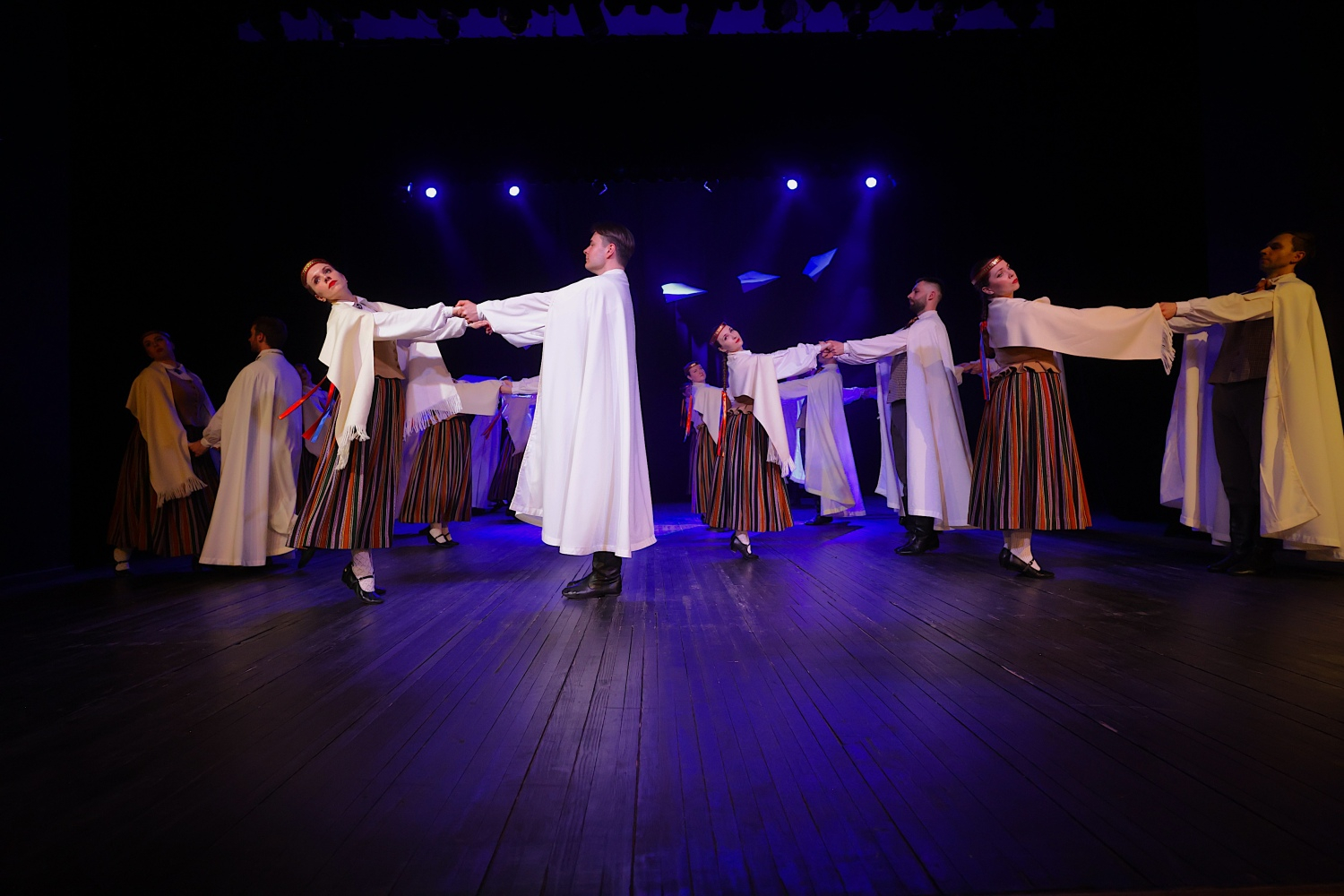 Tautas deju koncerts "Nopietni pa jokam ceļojumā"