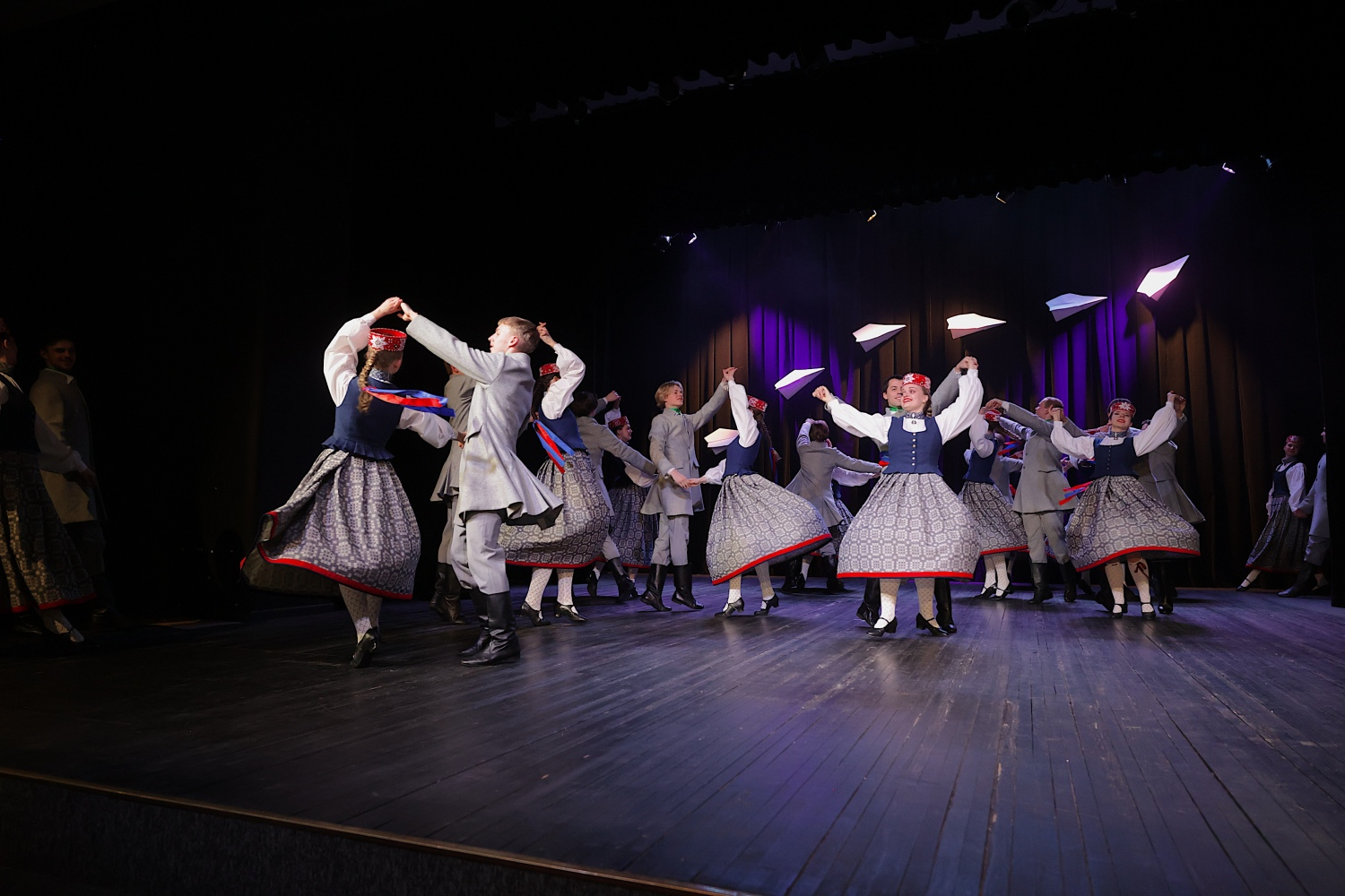 Tautas deju koncerts "Nopietni pa jokam ceļojumā"