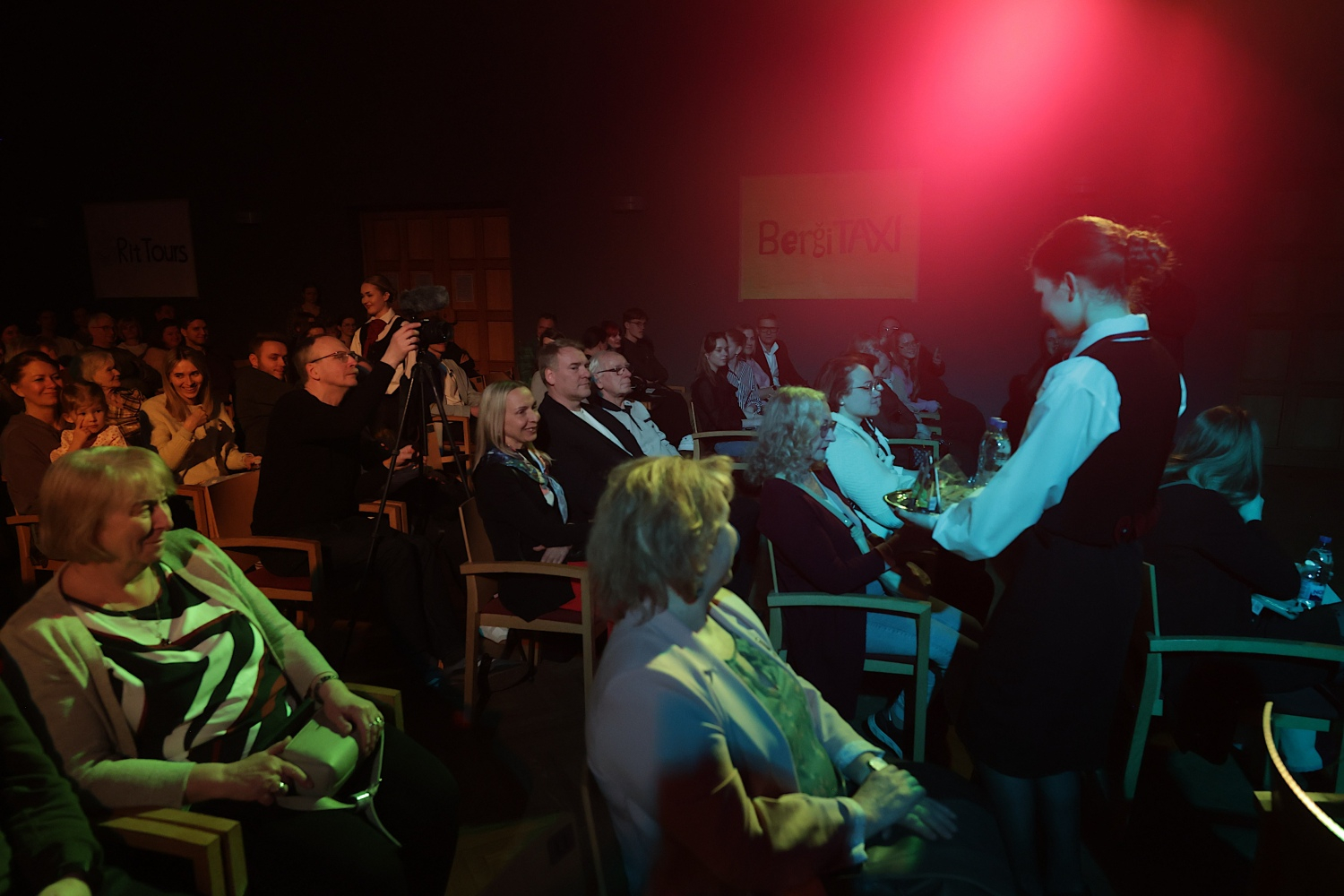 Tautas deju koncerts "Nopietni pa jokam ceļojumā"