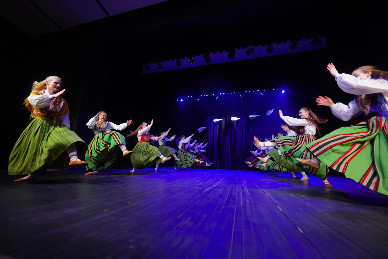 Tautas deju koncerts "Nopietni pa jokam ceļojumā"