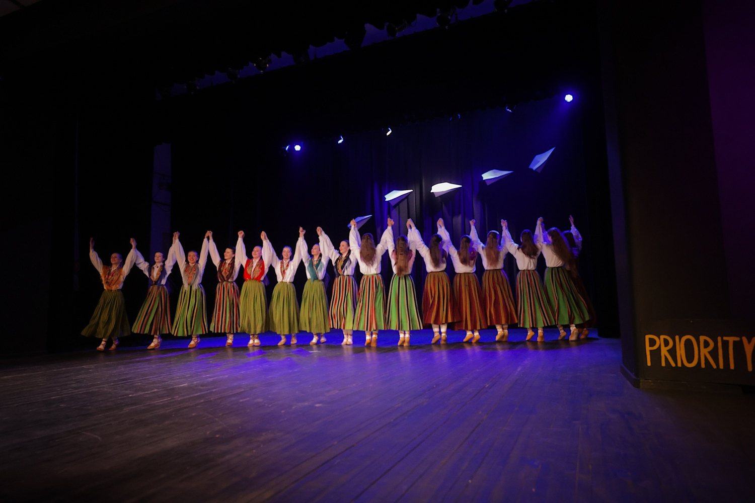 Tautas deju koncerts "Nopietni pa jokam ceļojumā"