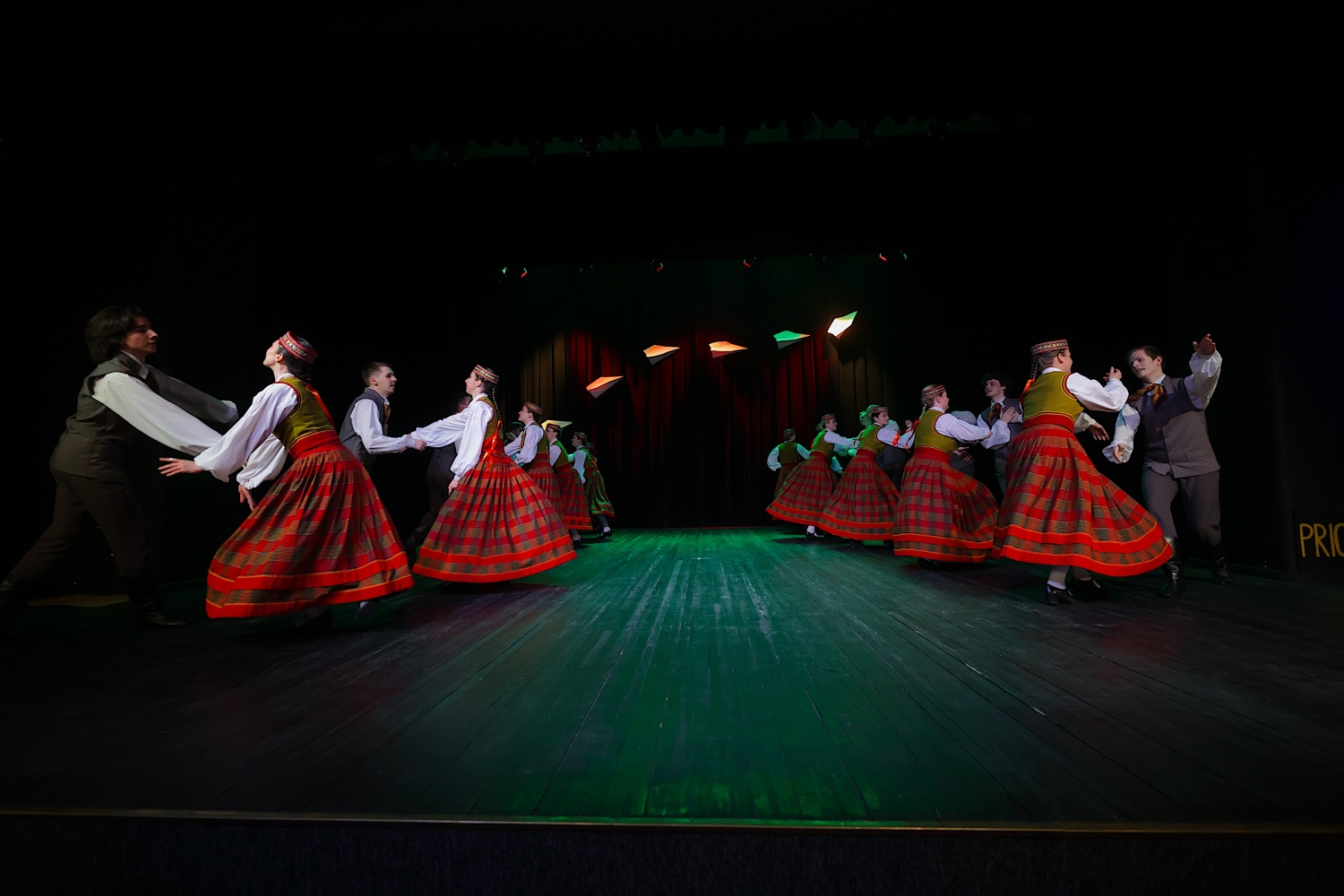 Tautas deju koncerts "Nopietni pa jokam ceļojumā"