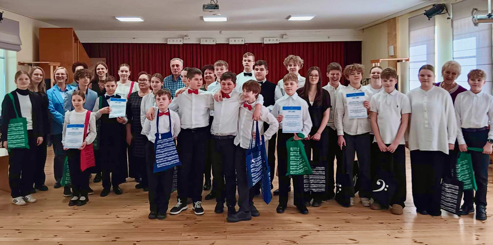 programmas Taustiņinstrumentu spēle – Akordeona spēle ansambļu konkursa dalībnieki, kopbildē