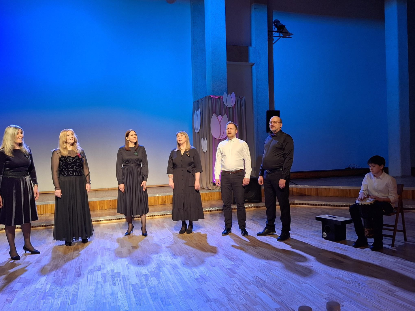 Ansambļu skate, ansamblis "Ar putniem" uz skatuves uzstāšanās laikā