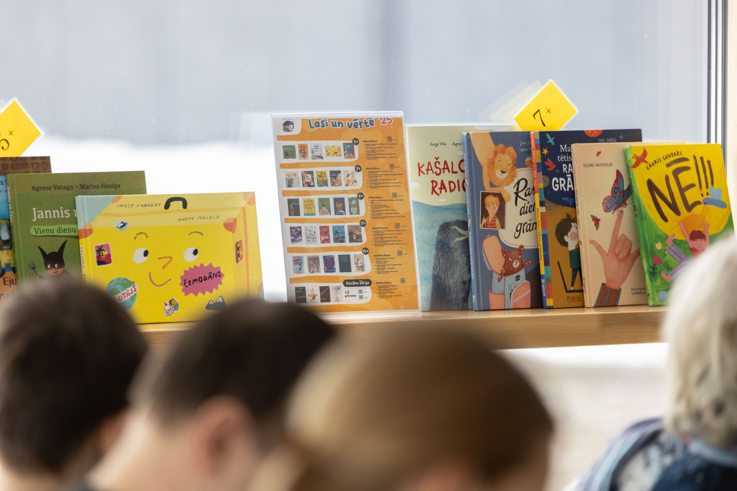 Bērnu, jauniešu un vecāku žūrijas 2025. gada sezonas noslēgums un grāmatu kolekcijas ekspertu tikšanās