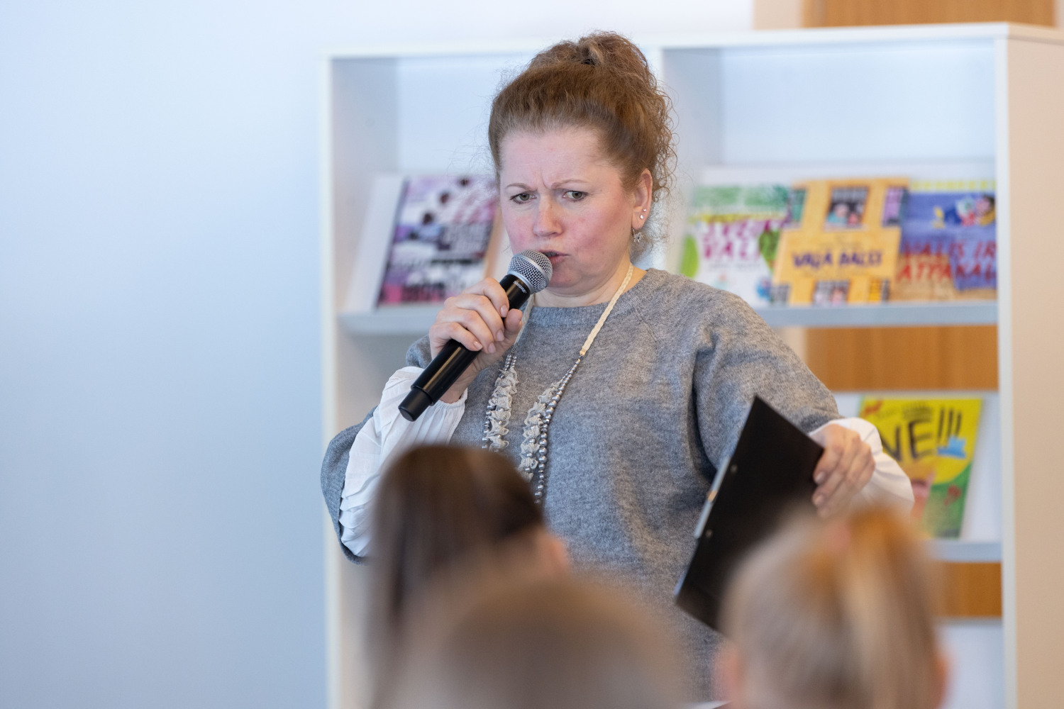 Bērnu, jauniešu un vecāku žūrijas 2025. gada sezonas noslēgums un grāmatu kolekcijas ekspertu tikšanās