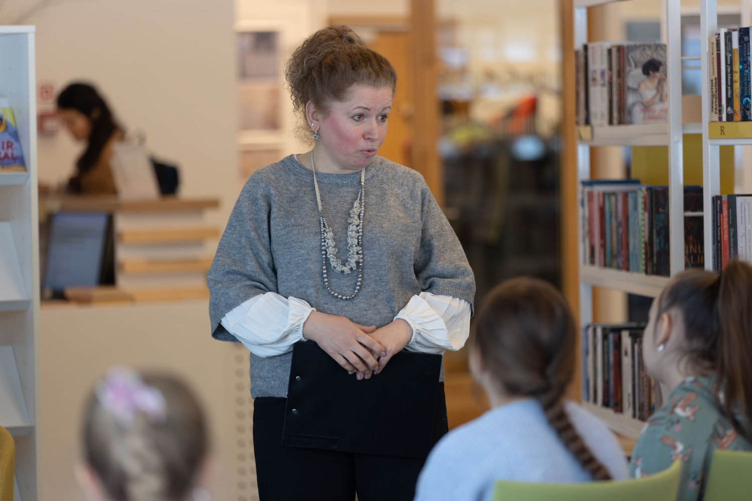 Bērnu, jauniešu un vecāku žūrijas 2025. gada sezonas noslēgums un grāmatu kolekcijas ekspertu tikšanās