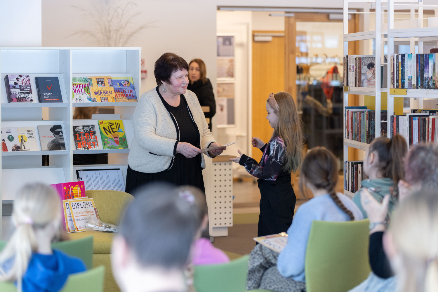 Bērnu, jauniešu un vecāku žūrijas 2025. gada sezonas noslēgums un grāmatu kolekcijas ekspertu tikšanās