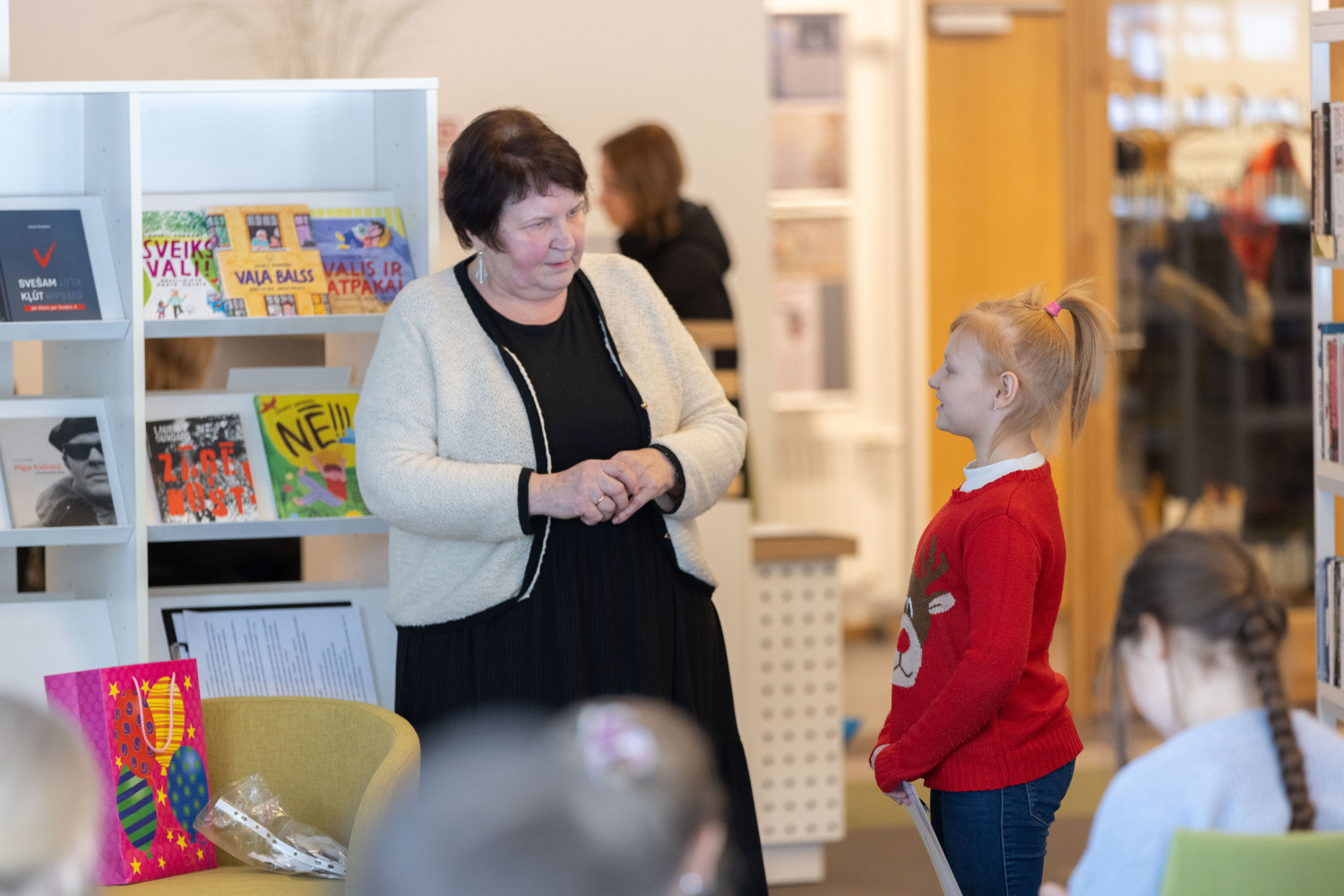 Bērnu, jauniešu un vecāku žūrijas 2025. gada sezonas noslēgums un grāmatu kolekcijas ekspertu tikšanās