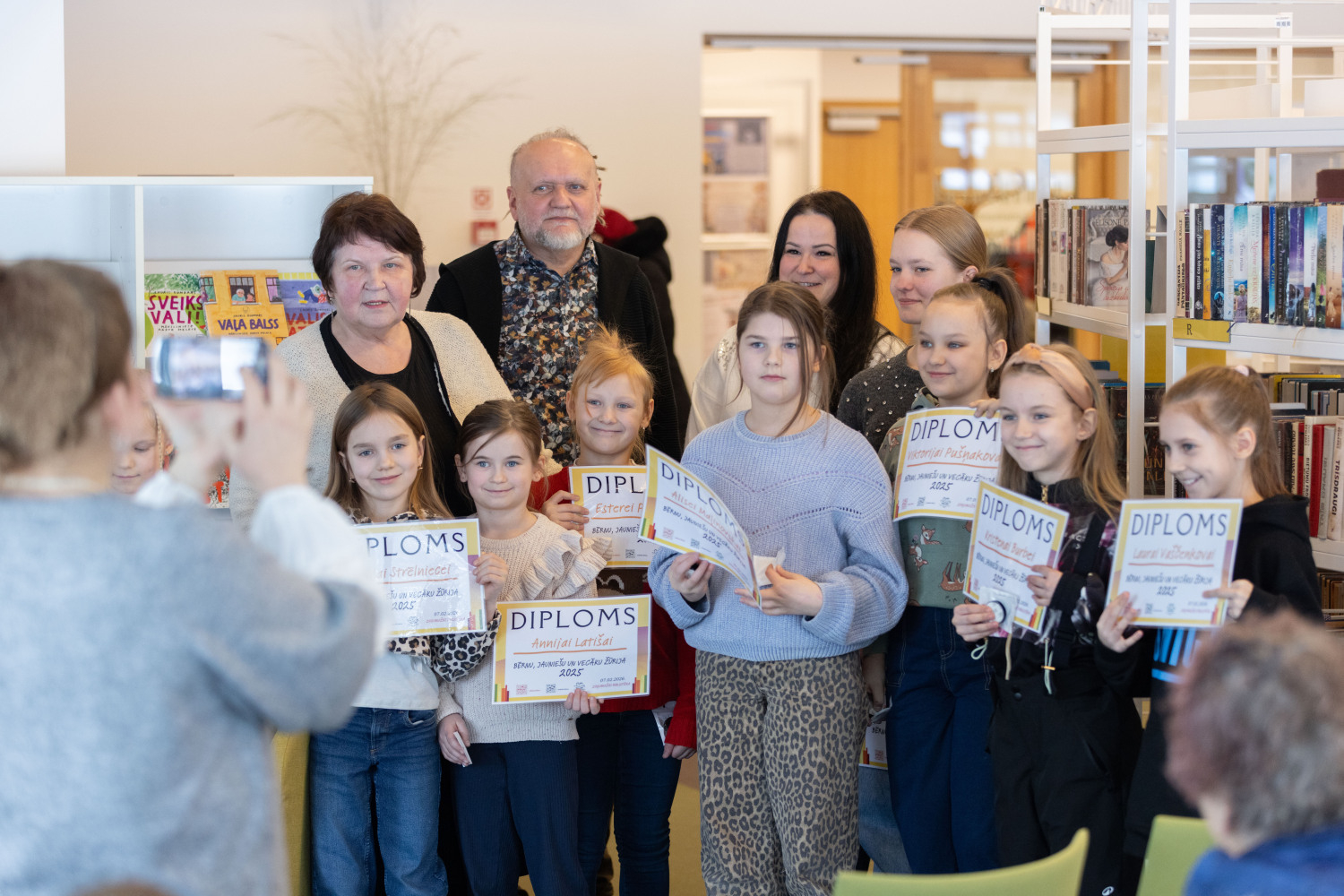 Bērnu, jauniešu un vecāku žūrijas 2025. gada sezonas noslēgums un grāmatu kolekcijas ekspertu tikšanās