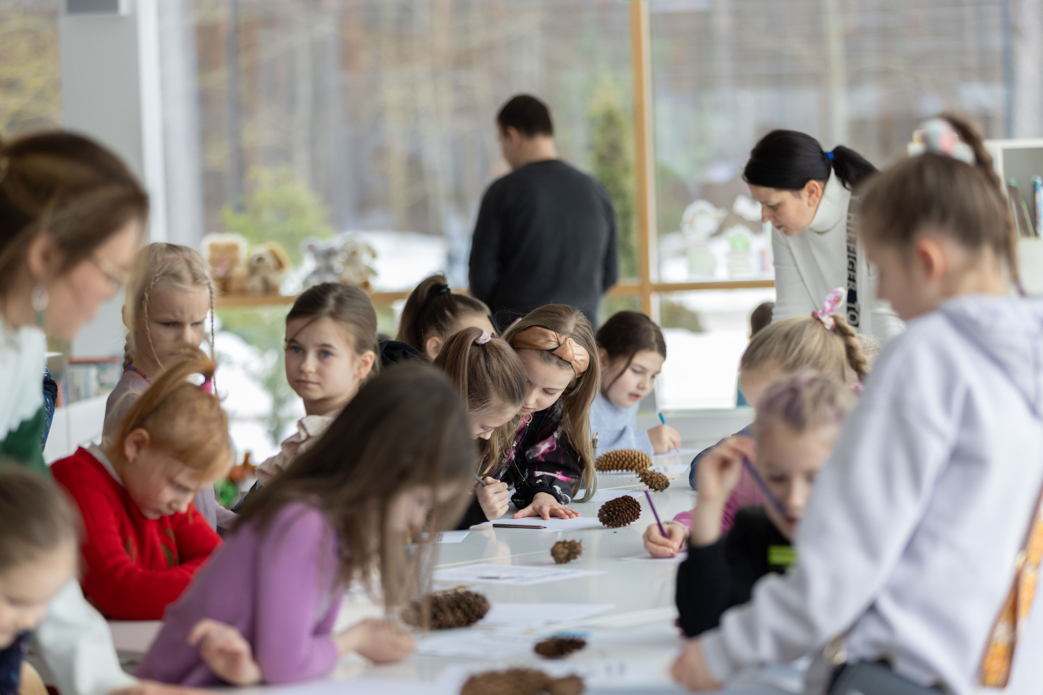 Bērnu, jauniešu un vecāku žūrijas 2025. gada sezonas noslēgums un grāmatu kolekcijas ekspertu tikšanās