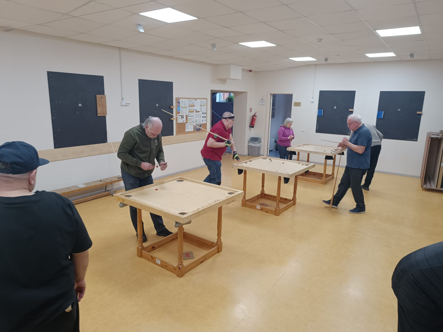 Ropažu pagasta atklātais novusa vienspēļu trešā posma turnīrs, dalībnieki mača laikā